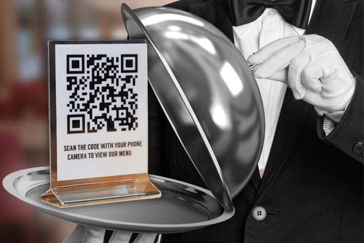 Support de code QR sur table de restaurant